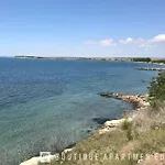 First Sea Line Flora, Next To The דירה