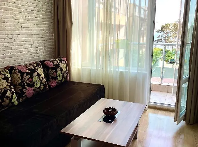 Budget First Sea Line Apt. Flora