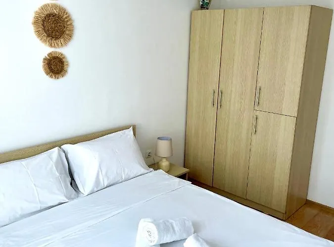 Budget First Sea Line Apt. Flora Апартаменты