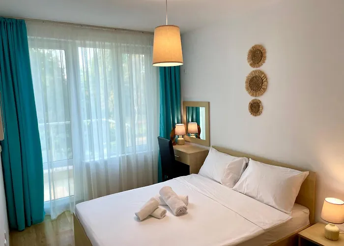 Budget First Sea Line Apt. Flora Апартаменты