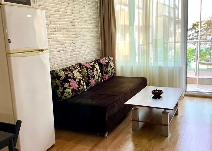 Апартаменты Budget First Sea Line Apt. Flora Поморие