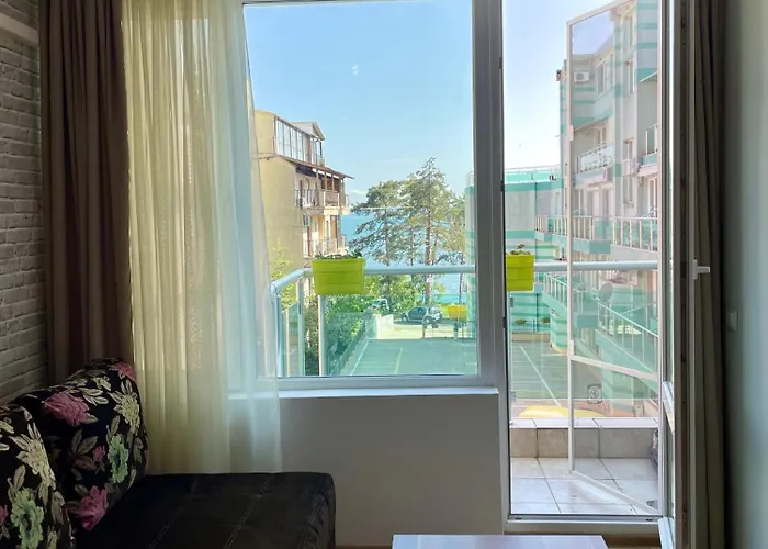 Budget First Sea Line Apt. Flora Апартаменты