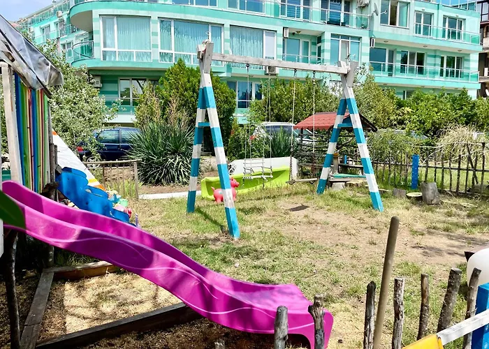 Апартаменты Budget First Sea Line Apt. Flora Поморие