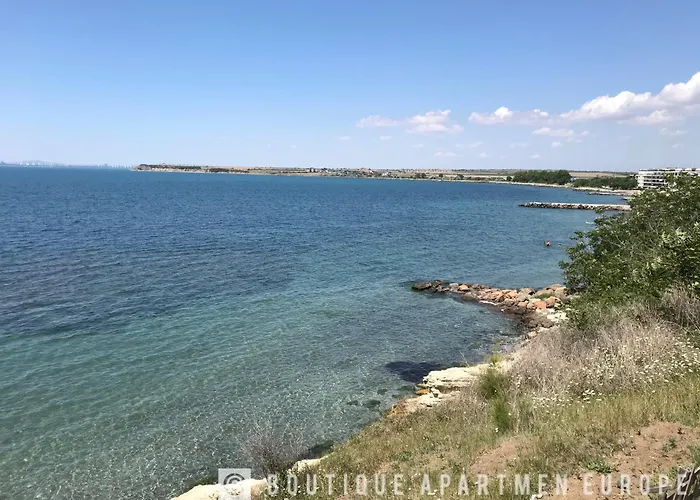 Budget First Sea Line Apt. Flora Апартаменты