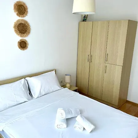 Budget First Sea Line Apt. Flora Apartment