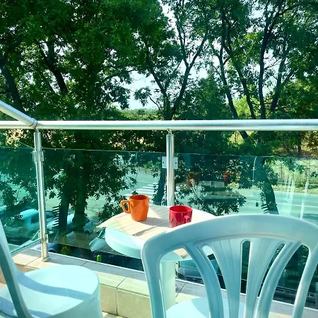 Apartment First Sea Line Flora, Next To The Pomorie