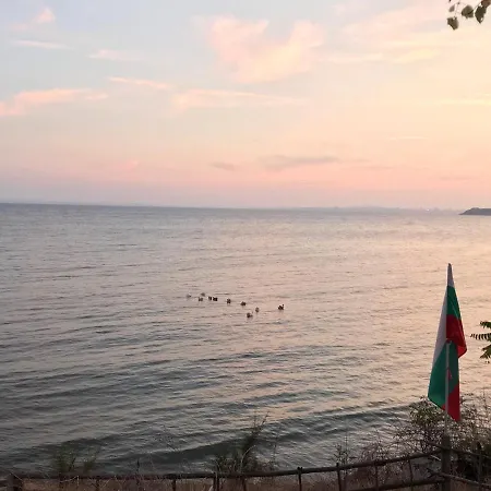 Apartment First Sea Line Flora, Next To The