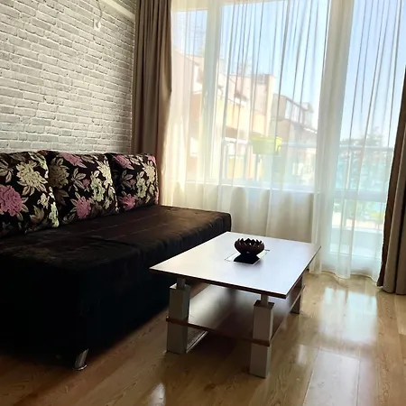 Apartment First Sea Line Flora, Next To The Pomorie