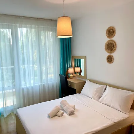 Budget First Sea Line Apt. Flora Apartment