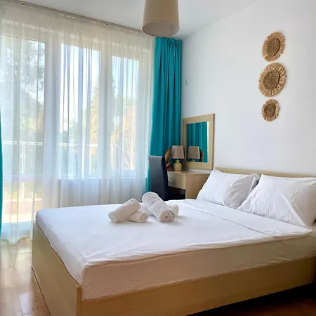 Apartment First Sea Line Flora, Next To The