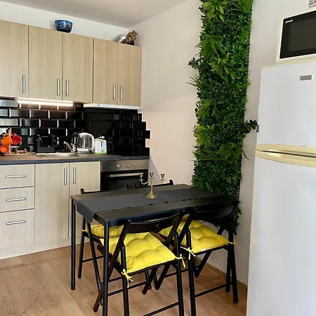 Budget First Sea Line Apt. Flora Apartment