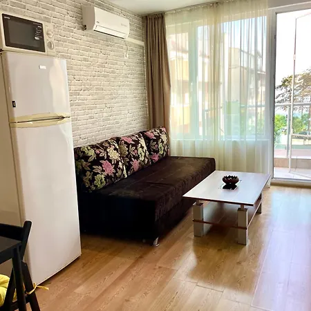 Apartment First Sea Line Flora, Next To The Pomorie
