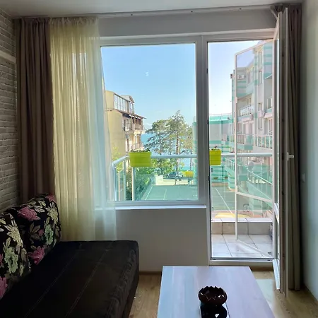 Budget First Sea Line Apt. Flora Apartment
