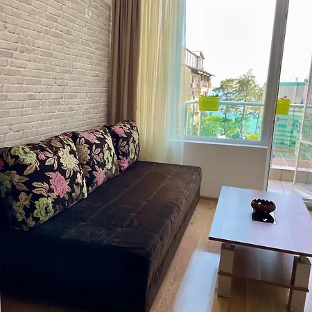 Apartment First Sea Line Flora, Next To The