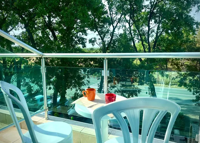 Апартамент Budget First Sea Line Apt. Flora Поморие