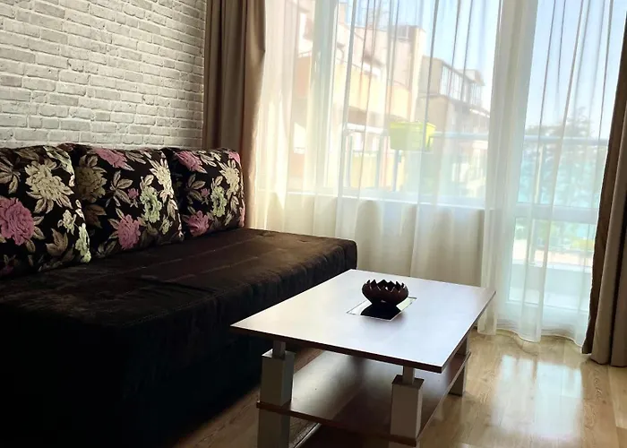 Апартамент Budget First Sea Line Apt. Flora Поморие