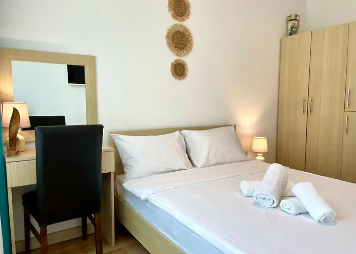 Апартамент Budget First Sea Line Apt. Flora Поморие