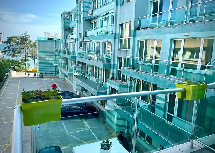 Budget First Sea Line Apt. Flora Апартамент Поморие