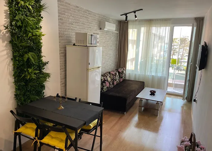 Budget First Sea Line Apt. Flora Апартамент